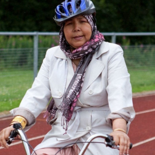 Lady cycling thumbnail